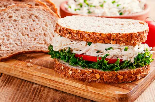 Sandwich à la salade de poulet et de pommes