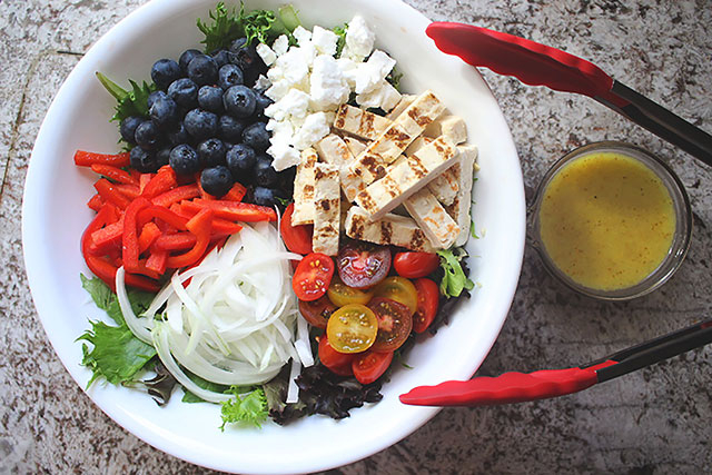 Salade de poulet grillé et petits fruits