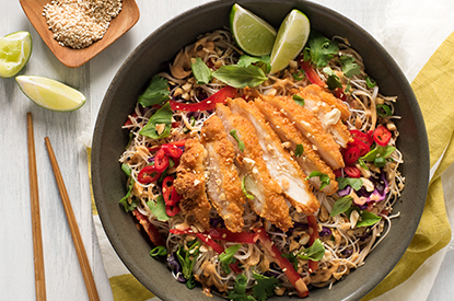 Salade de nouilles thaïlandaises au poulet croustillant avec vinaigrette à la lime et aux arachides